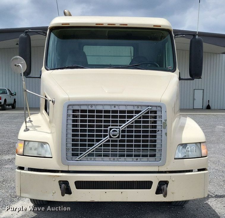 image for item LS9563 2006 Volvo VNM  semi truck