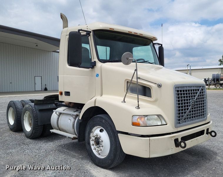 image for item LS9563 2006 Volvo VNM  semi truck