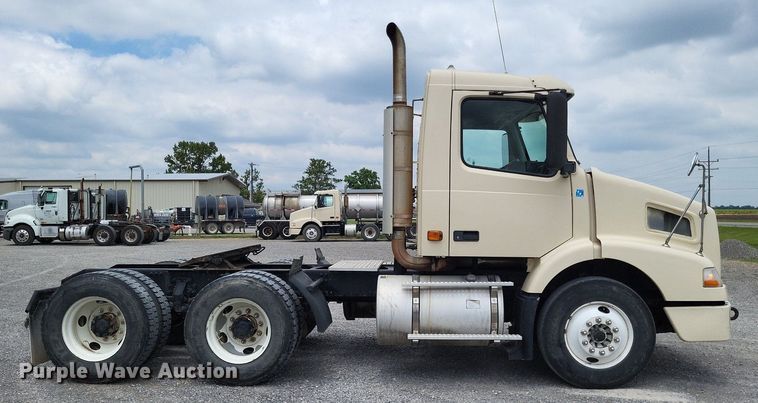 image for item LS9563 2006 Volvo VNM  semi truck