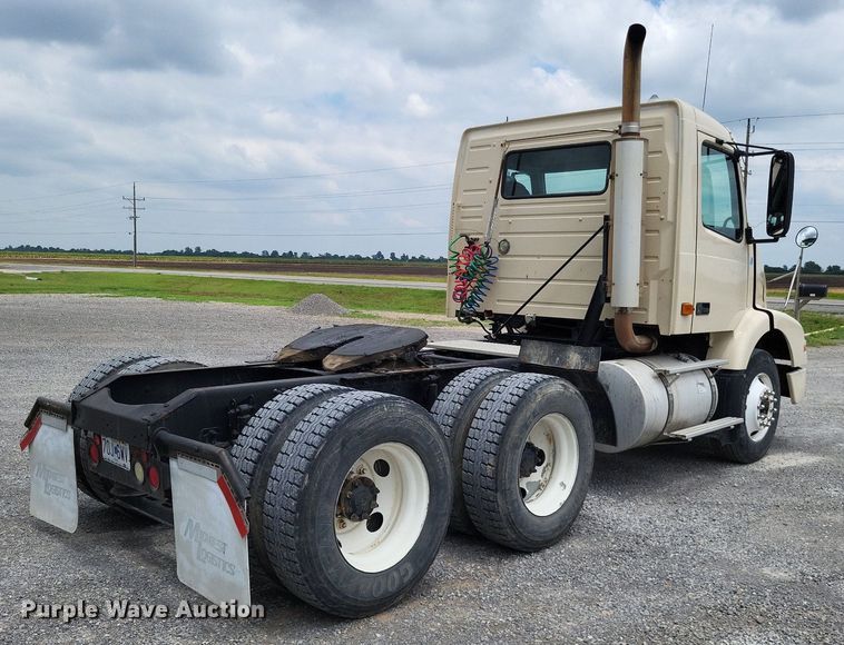 image for item LS9563 2006 Volvo VNM  semi truck