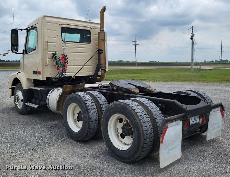 image for item LS9563 2006 Volvo VNM  semi truck