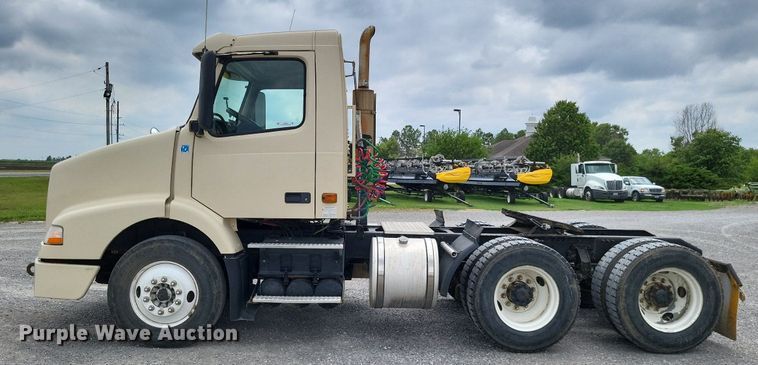 image for item LS9563 2006 Volvo VNM  semi truck