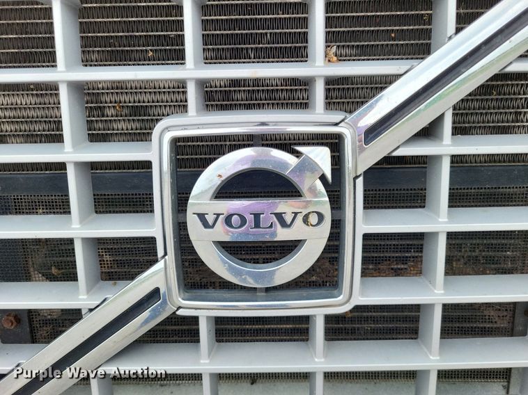 image for item LS9563 2006 Volvo VNM  semi truck