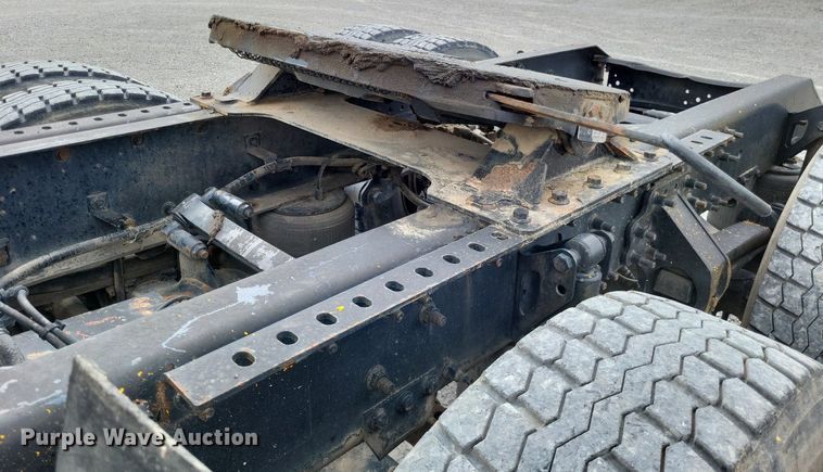 image for item LS9563 2006 Volvo VNM  semi truck