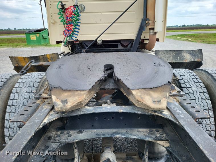 image for item LS9563 2006 Volvo VNM  semi truck