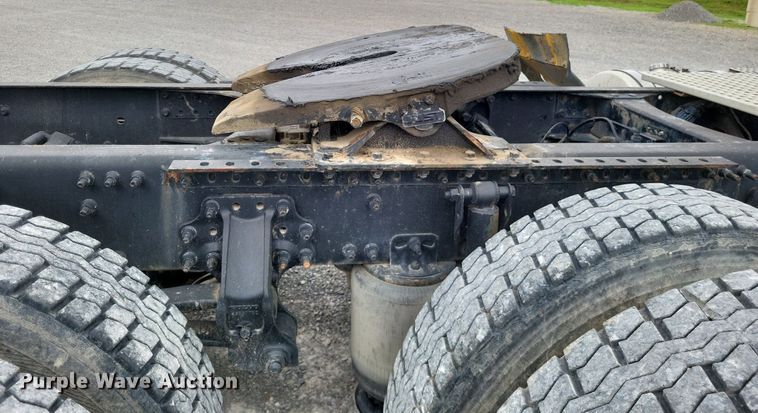 image for item LS9563 2006 Volvo VNM  semi truck