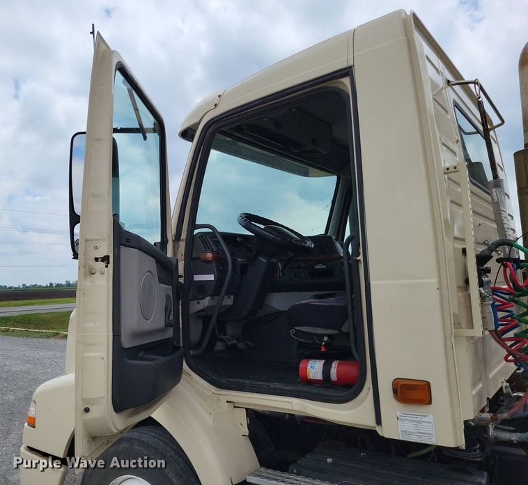 image for item LS9563 2006 Volvo VNM  semi truck