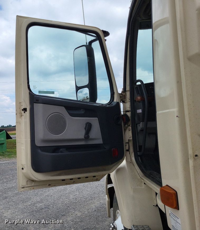 image for item LS9563 2006 Volvo VNM  semi truck