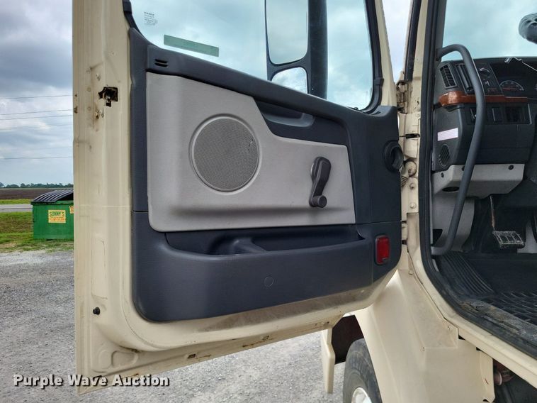 image for item LS9563 2006 Volvo VNM  semi truck