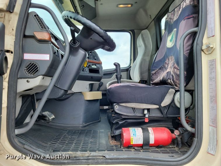 image for item LS9563 2006 Volvo VNM  semi truck