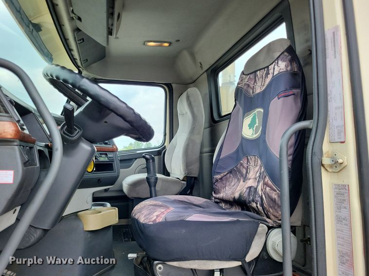 image for item LS9563 2006 Volvo VNM  semi truck