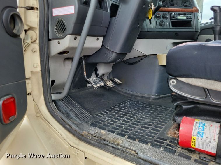 image for item LS9563 2006 Volvo VNM  semi truck