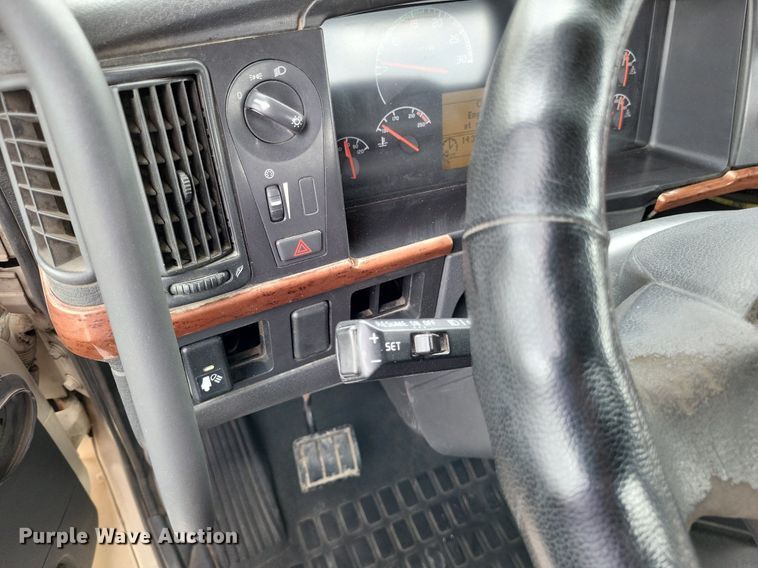 image for item LS9563 2006 Volvo VNM  semi truck