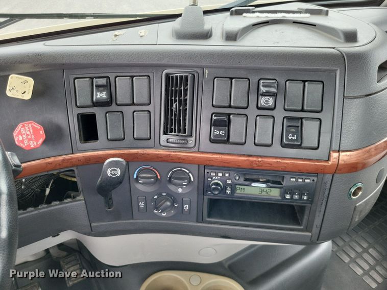 image for item LS9563 2006 Volvo VNM  semi truck