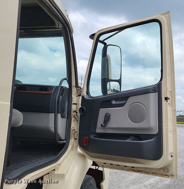 image for item LS9563 2006 Volvo VNM  semi truck