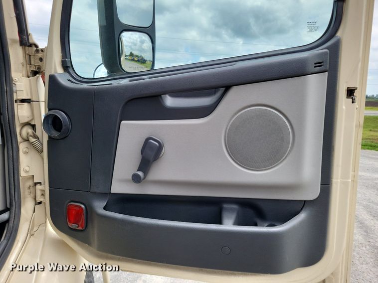 image for item LS9563 2006 Volvo VNM  semi truck