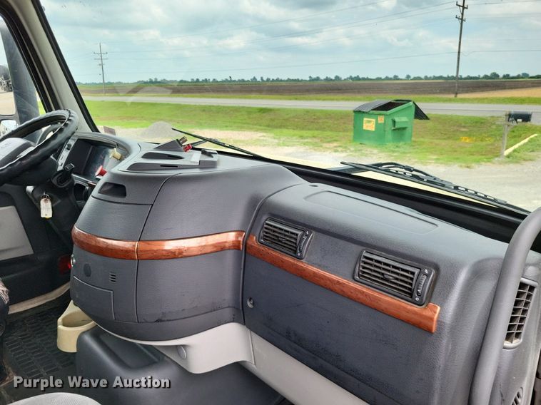 image for item LS9563 2006 Volvo VNM  semi truck