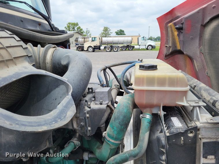 image for item LS9563 2006 Volvo VNM  semi truck