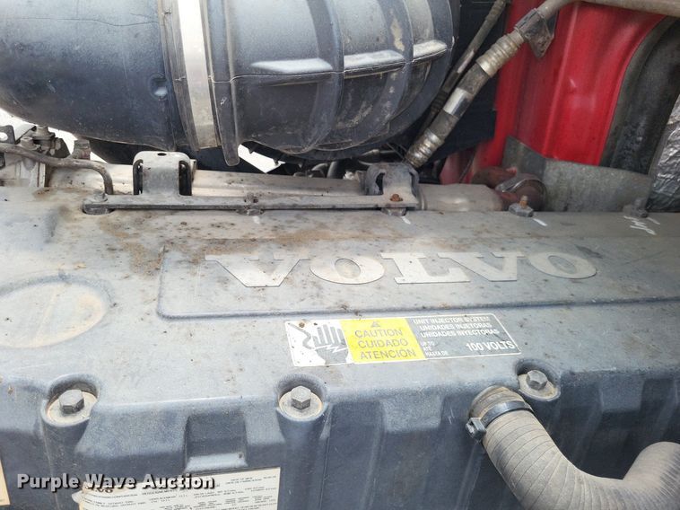 image for item LS9563 2006 Volvo VNM  semi truck