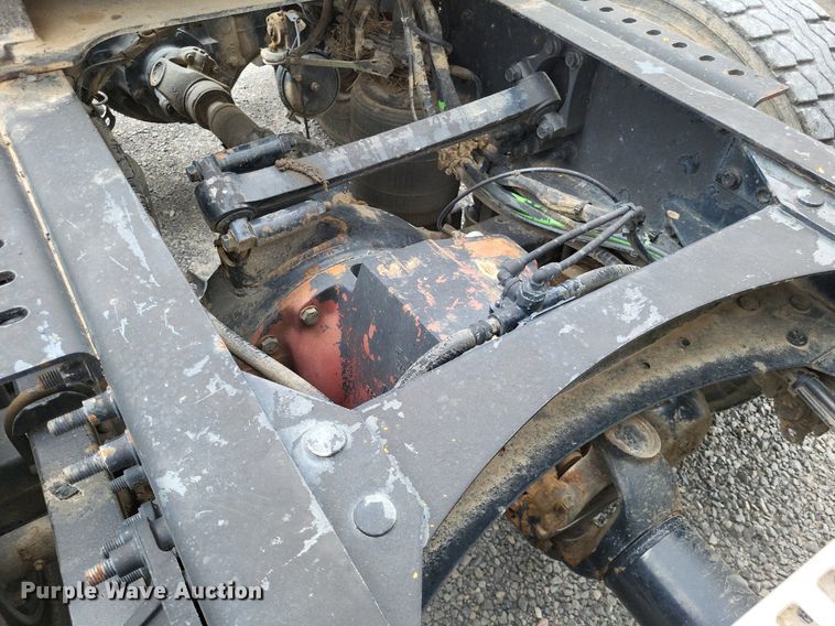 image for item LS9563 2006 Volvo VNM  semi truck