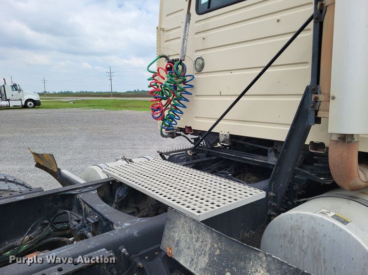 image for item LS9563 2006 Volvo VNM  semi truck