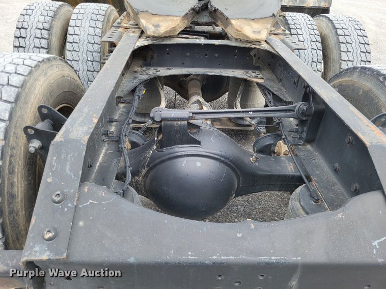 image for item LS9563 2006 Volvo VNM  semi truck