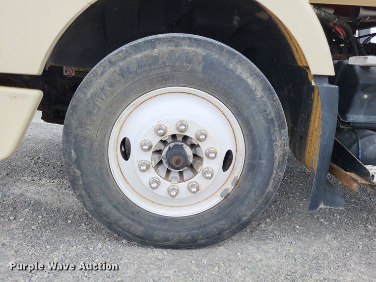 image for item LS9563 2006 Volvo VNM  semi truck