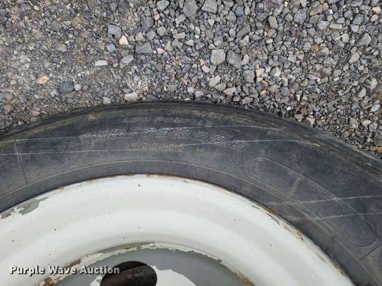 image for item LS9563 2006 Volvo VNM  semi truck