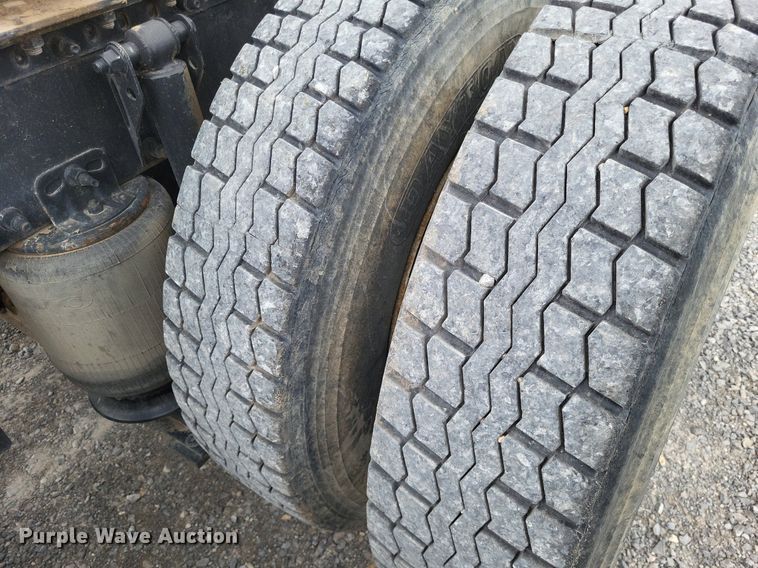 image for item LS9563 2006 Volvo VNM  semi truck