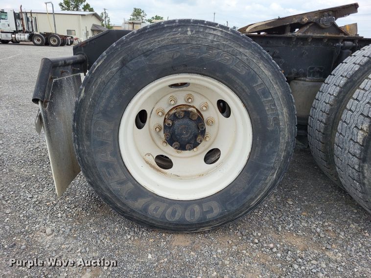 image for item LS9563 2006 Volvo VNM  semi truck