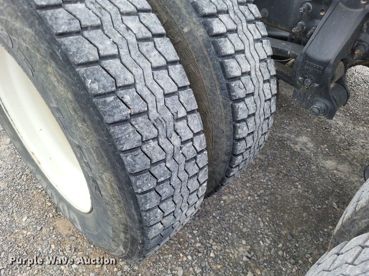 image for item LS9563 2006 Volvo VNM  semi truck