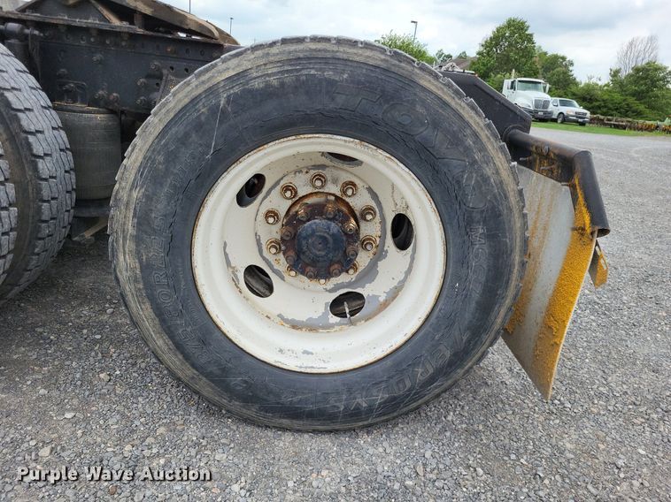 image for item LS9563 2006 Volvo VNM  semi truck