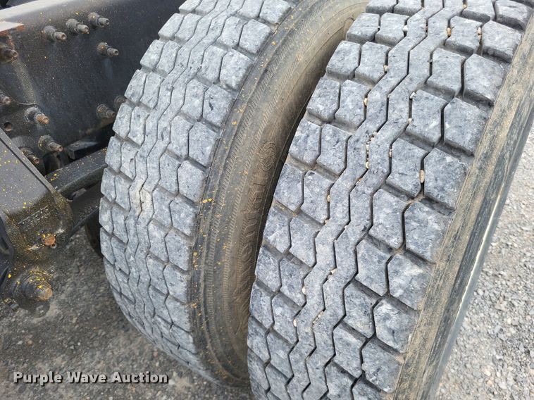 image for item LS9563 2006 Volvo VNM  semi truck