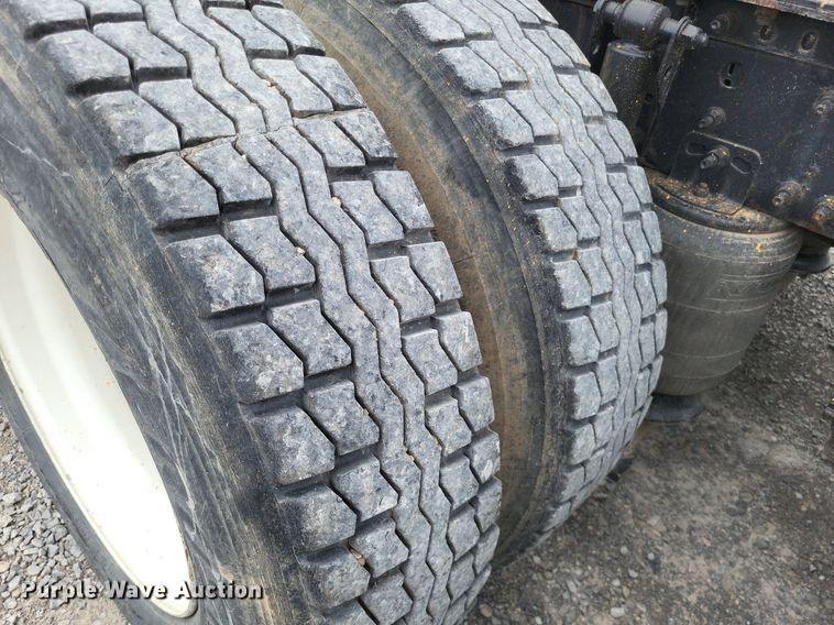 image for item LS9563 2006 Volvo VNM  semi truck