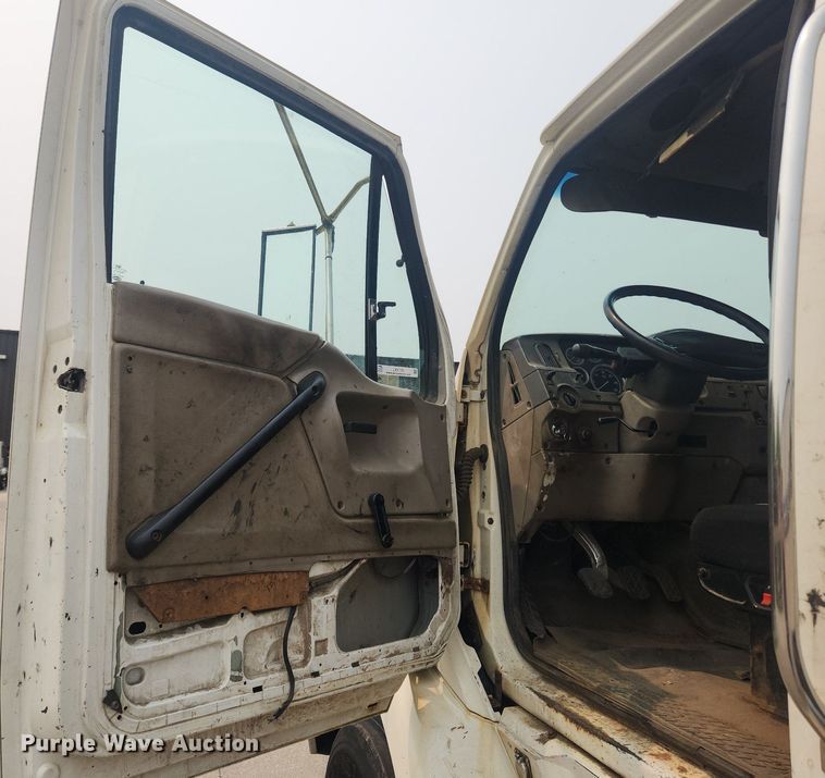 image for item LX9710 2006 Sterling AT9500  semi truck