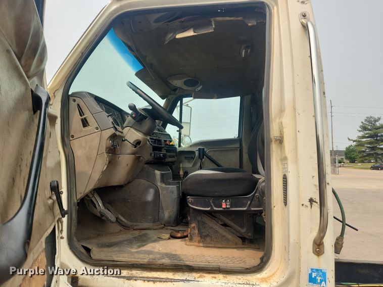 image for item LX9710 2006 Sterling AT9500  semi truck