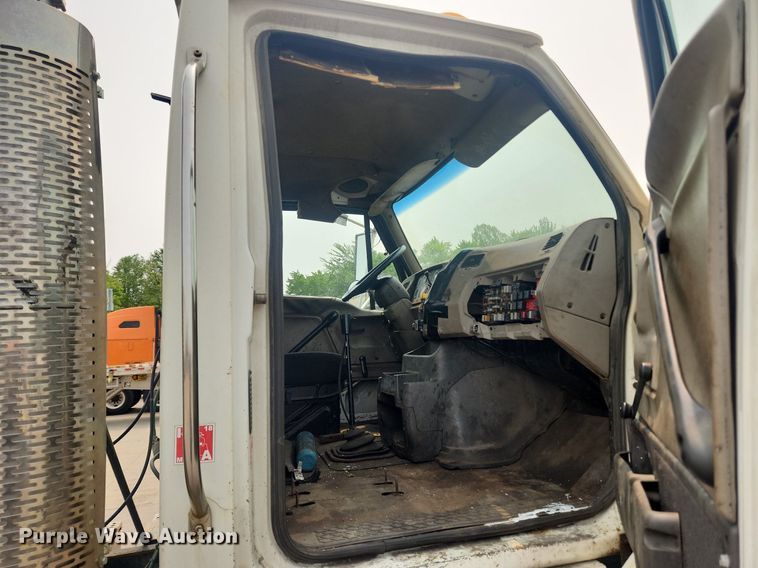 image for item LX9710 2006 Sterling AT9500  semi truck