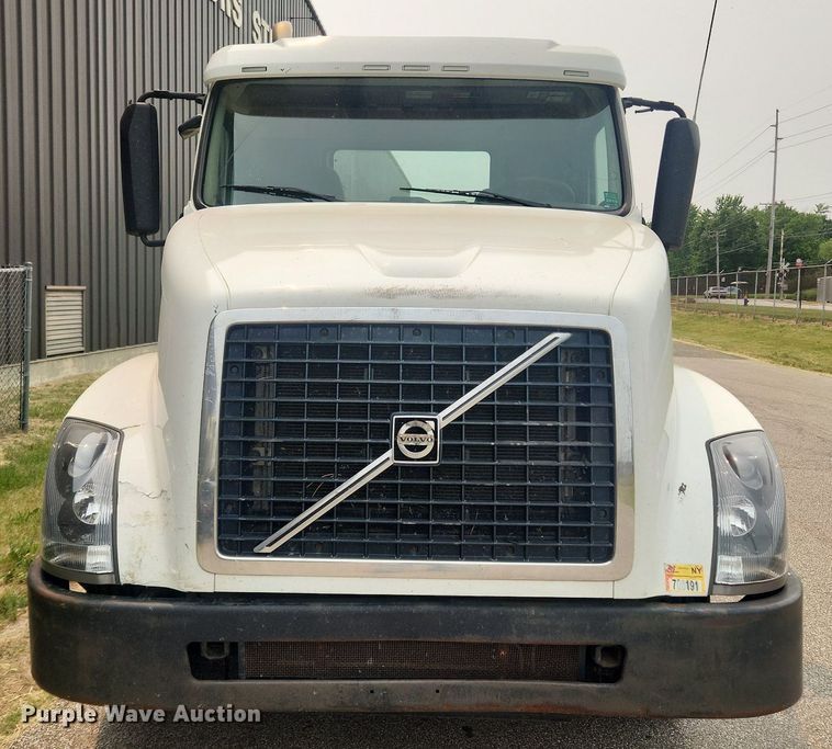 image for item LX9711 2016 Volvo VNL  semi truck