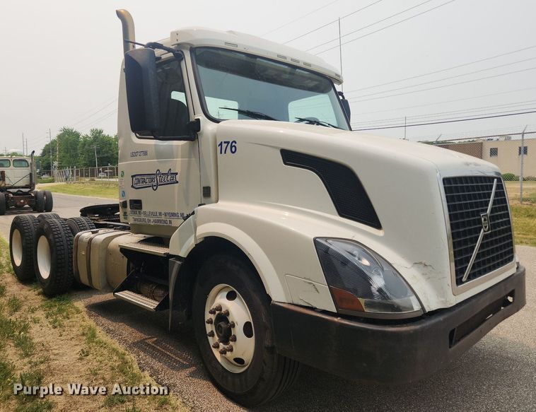 image for item LX9711 2016 Volvo VNL  semi truck