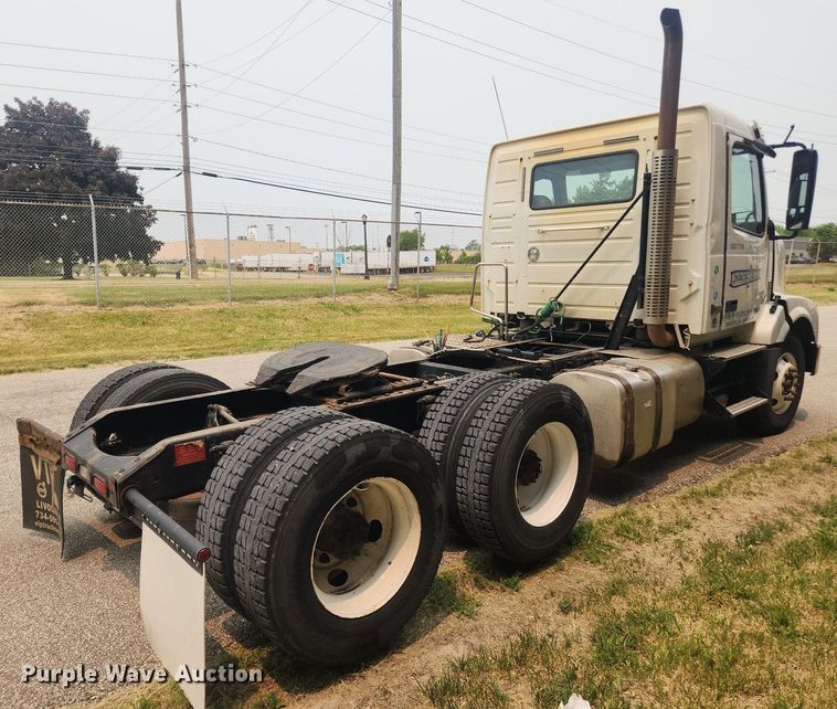 image for item LX9711 2016 Volvo VNL  semi truck