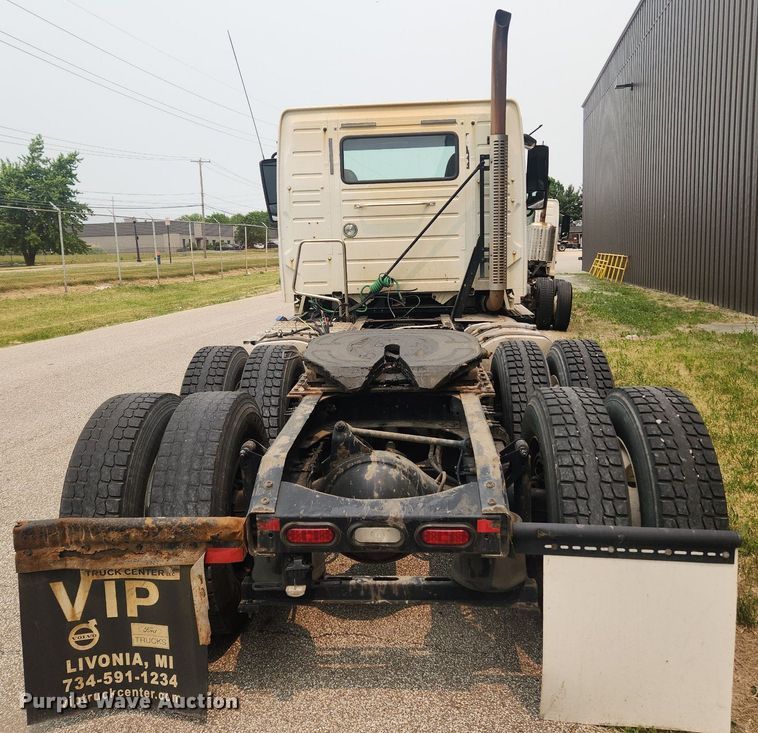 image for item LX9711 2016 Volvo VNL  semi truck