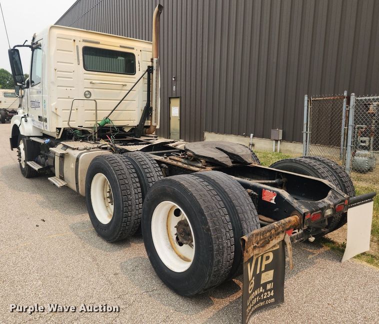 image for item LX9711 2016 Volvo VNL  semi truck