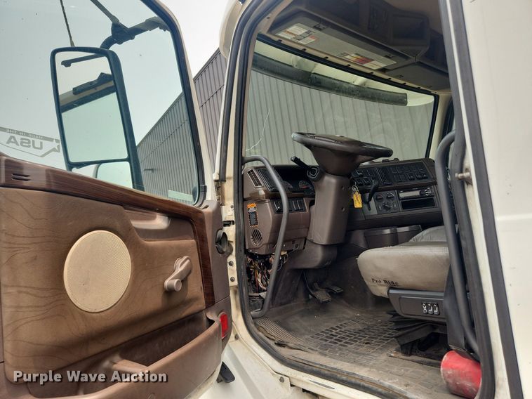 image for item LX9711 2016 Volvo VNL  semi truck