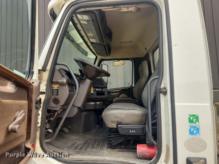 image for item LX9711 2016 Volvo VNL  semi truck