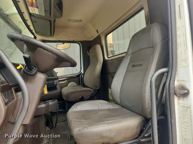 image for item LX9711 2016 Volvo VNL  semi truck