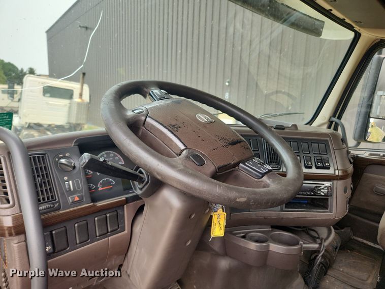 image for item LX9711 2016 Volvo VNL  semi truck