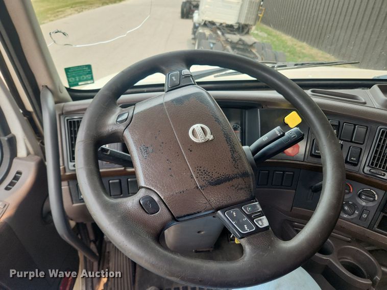 image for item LX9711 2016 Volvo VNL  semi truck