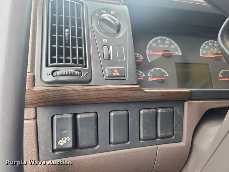 image for item LX9711 2016 Volvo VNL  semi truck