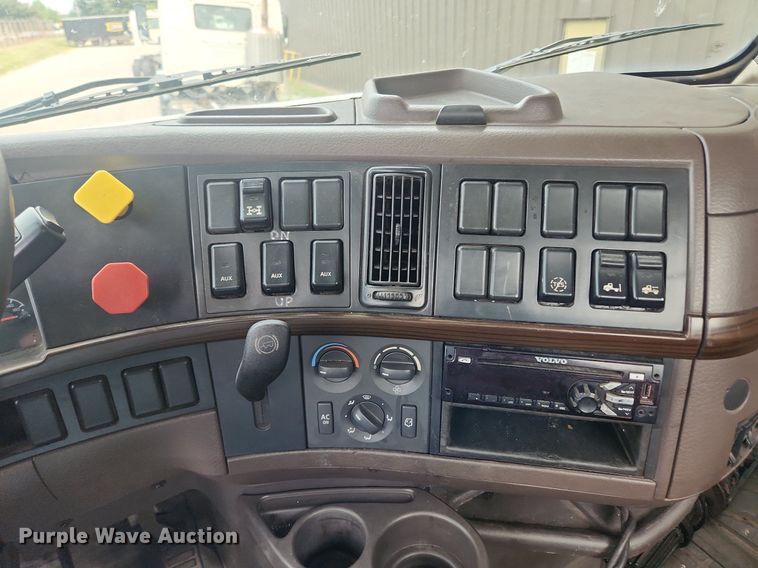 image for item LX9711 2016 Volvo VNL  semi truck