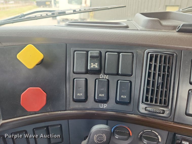 image for item LX9711 2016 Volvo VNL  semi truck